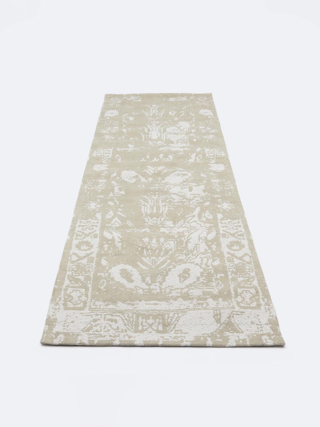 Handgeweven loper in beige en lichtgrijs met een verweerd patroon