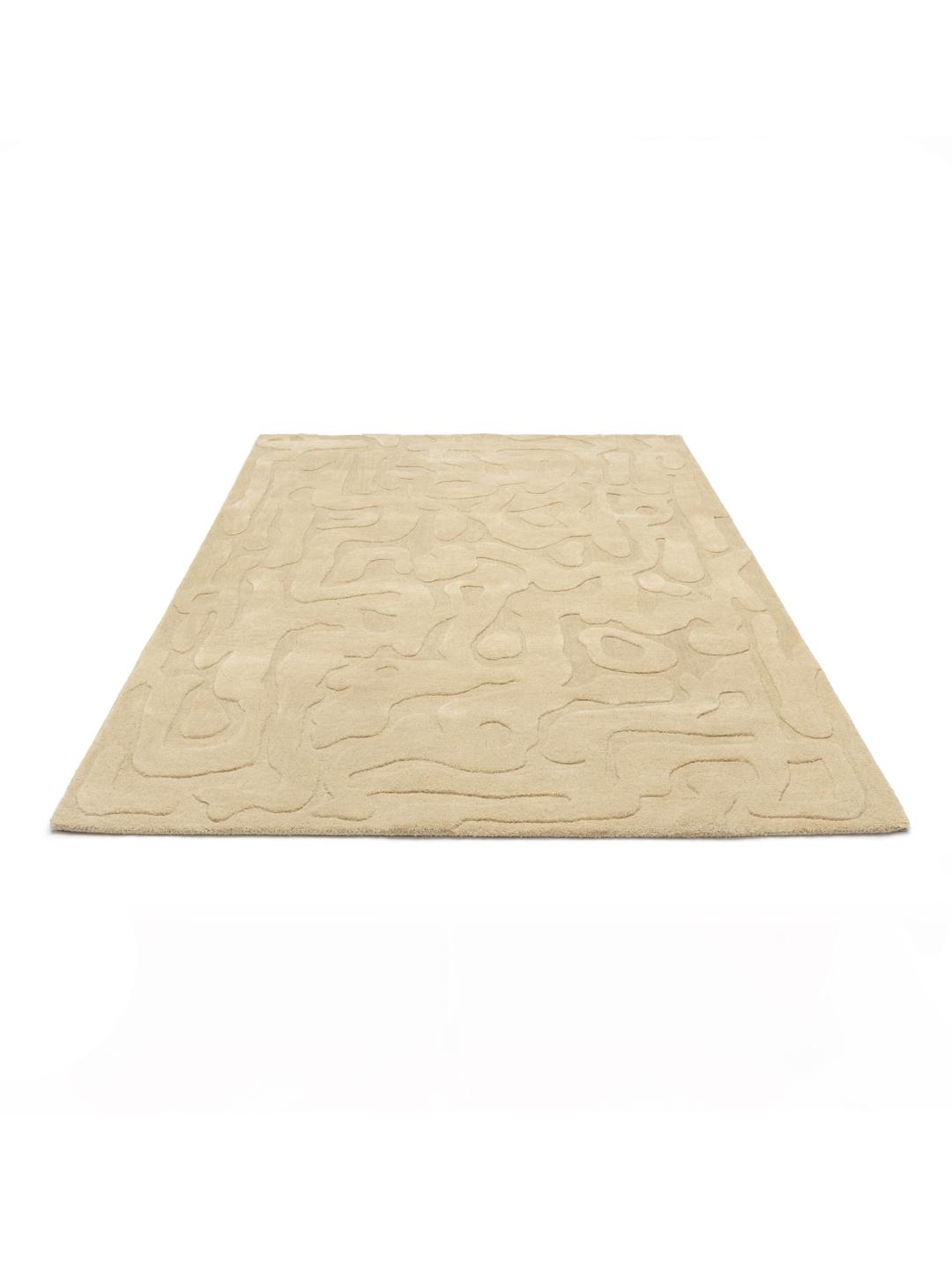 Een modern handgetuft beige vloerkleed met een abstract hoog-laag reliëfpatroon