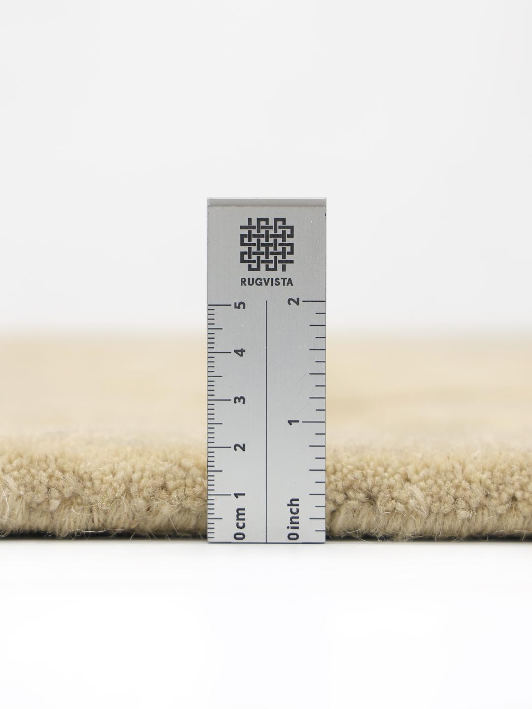 Een modern handgetuft beige vloerkleed met een abstract hoog-laag reliëfpatroon