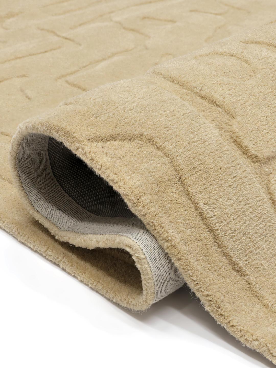 Een modern handgetuft beige vloerkleed met een abstract hoog-laag reliëfpatroon