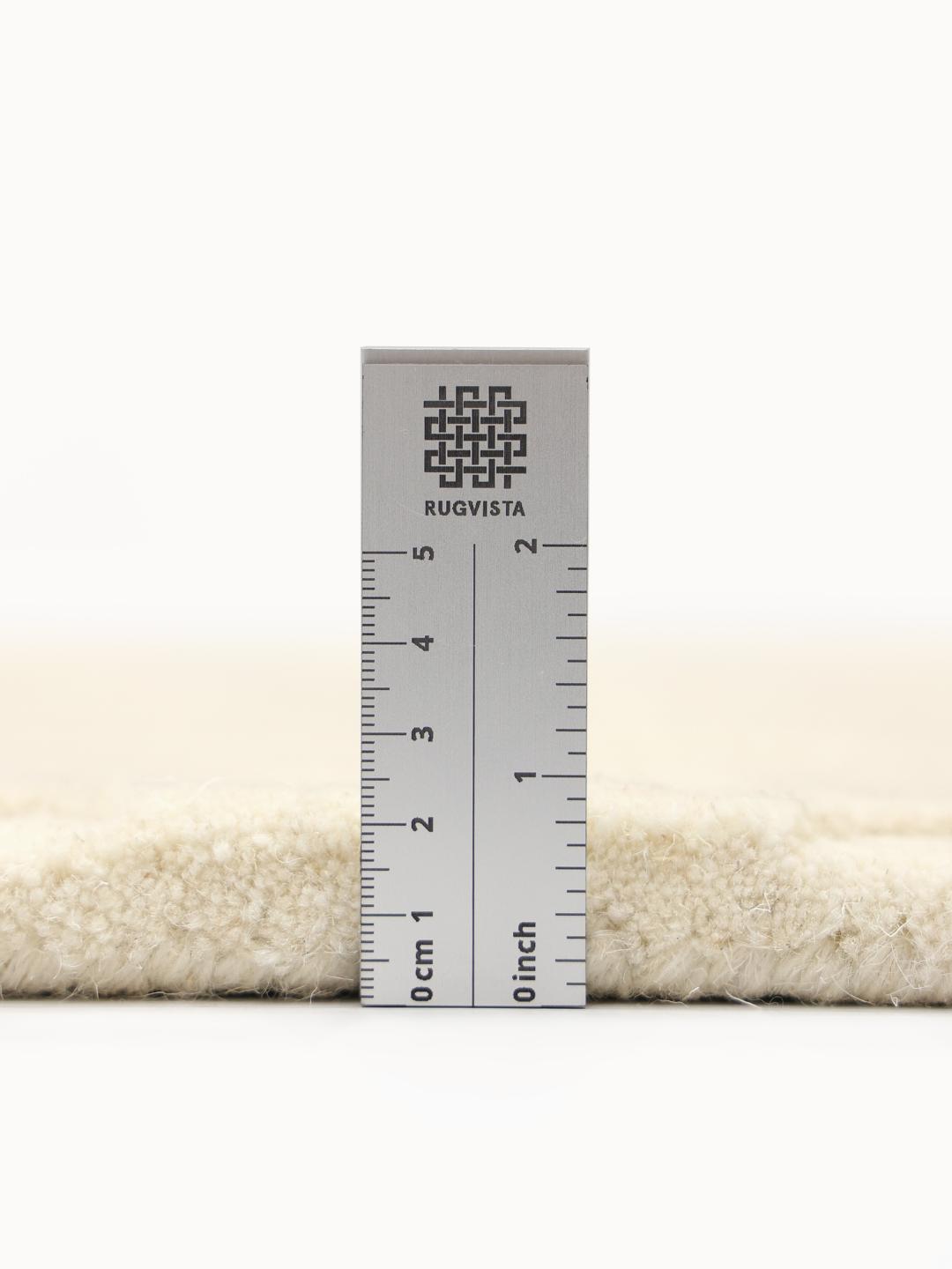 Met de hand getuft wit wollen vloerkleed met een gesneden reliëfpatroon