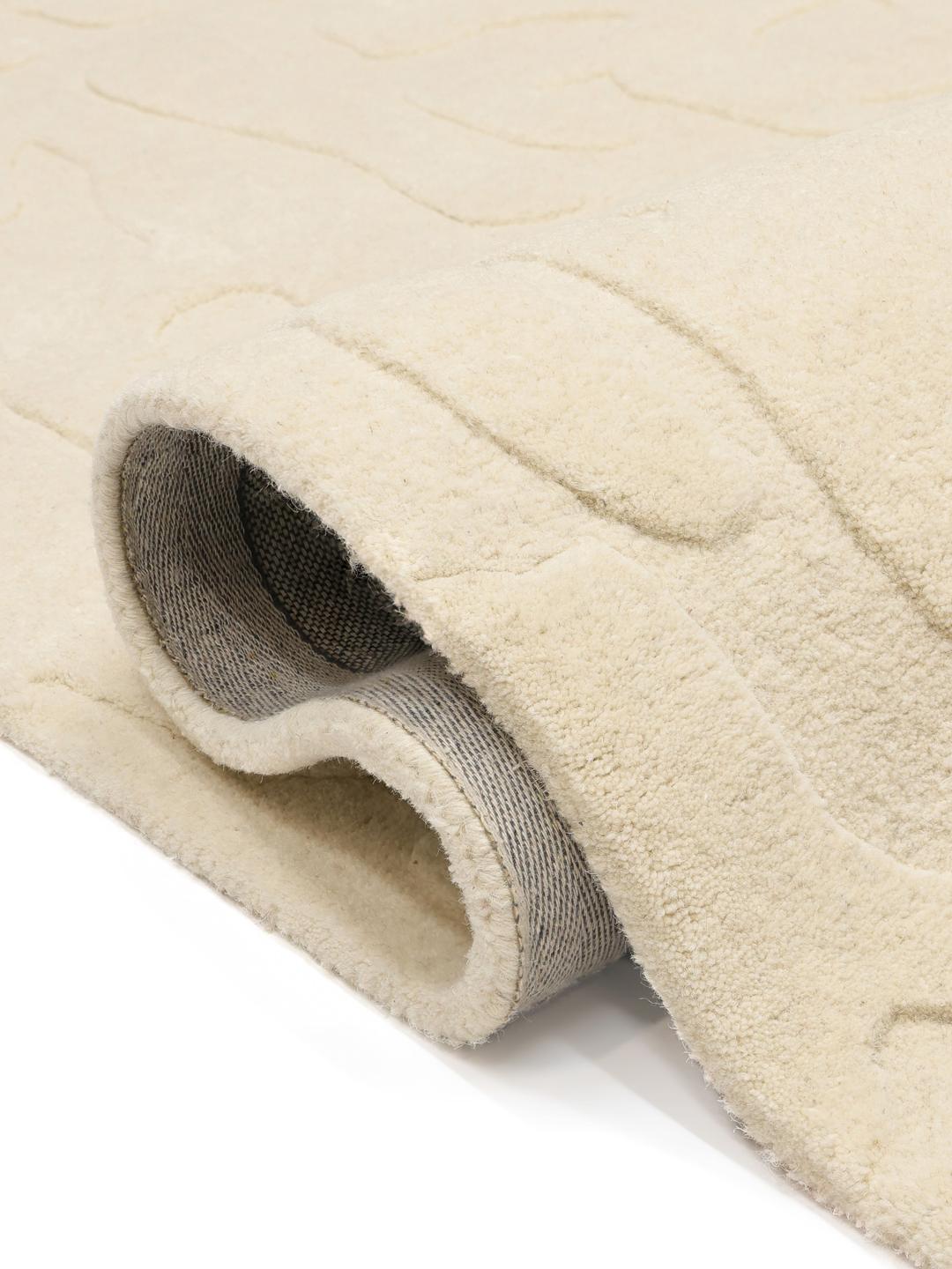 Met de hand getuft wit wollen vloerkleed met een gesneden reliëfpatroon