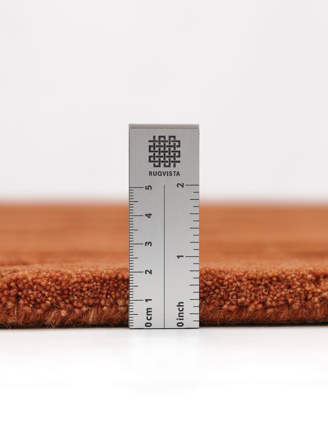 Handgetuft wollen vloerkleed in roestrood met een organisch hoog-laag patroon