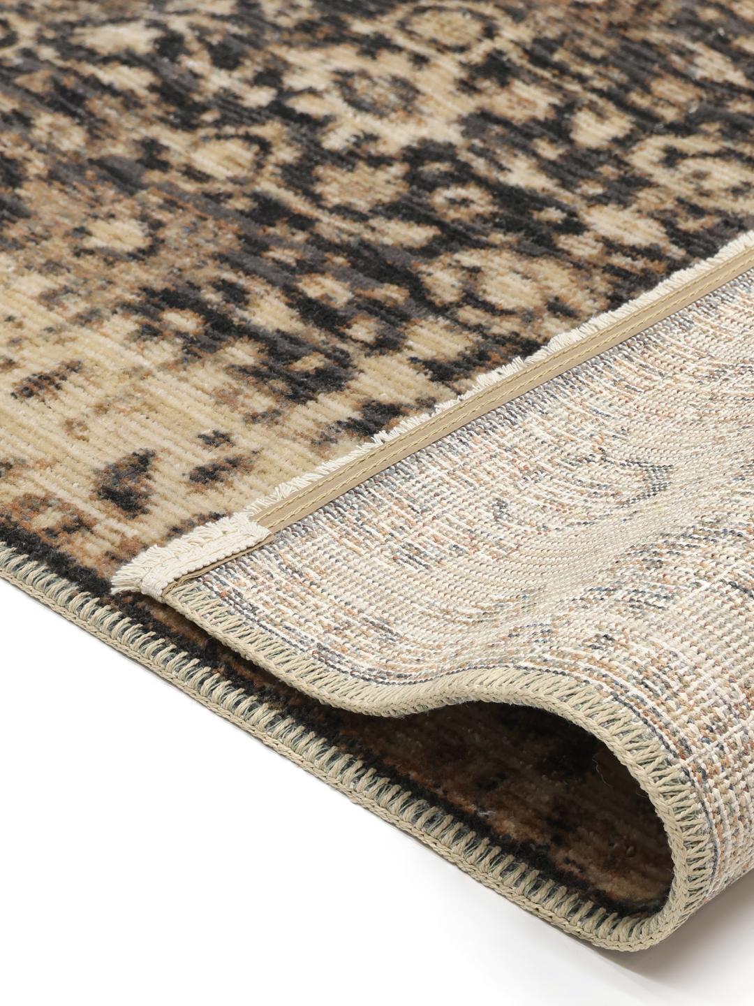 Donkergrijze en beige loper met een versleten ornamenteel patroon en franjes