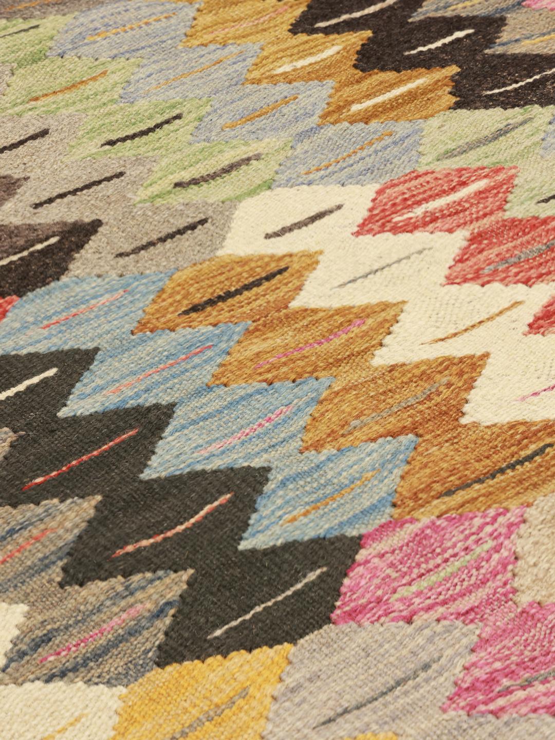 Tapis tissé à la main multicolore d'Afghanistan avec des motifs géométriques en losange