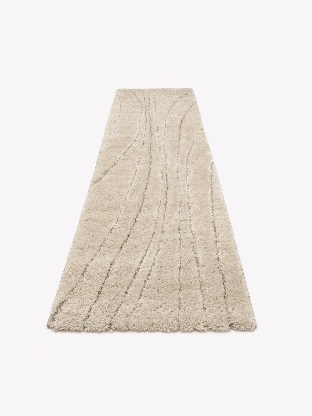 Beige loper vloerkleed met een zachte hoge pool en subtiele organische golvende lijnen