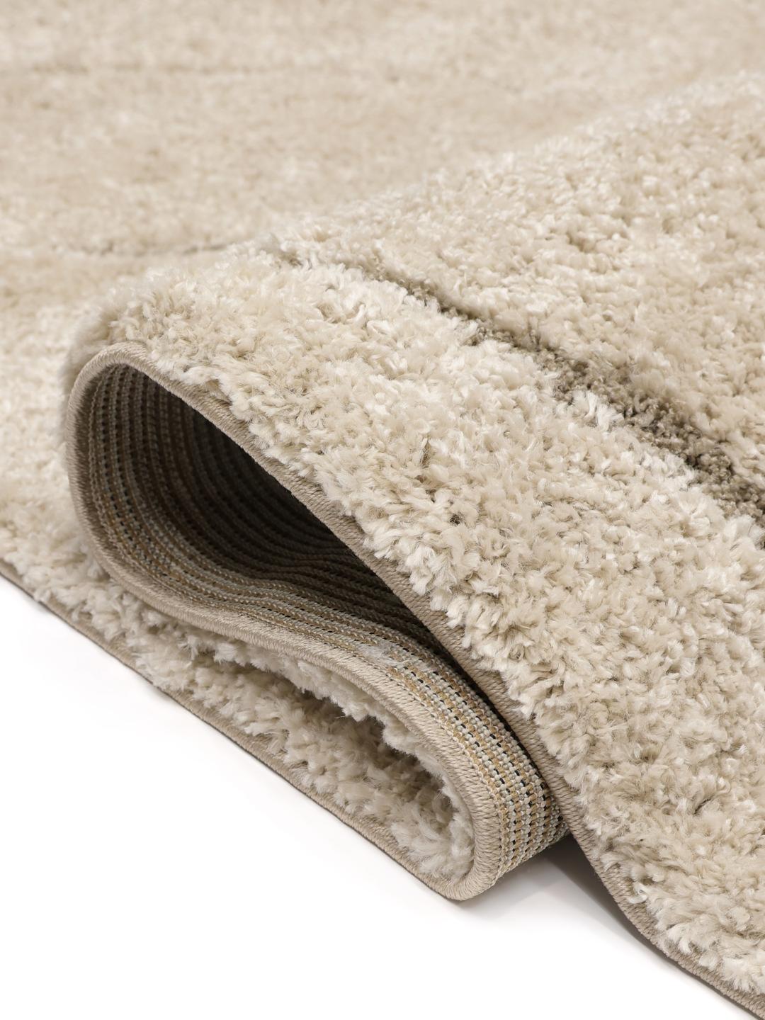 Beige loper vloerkleed met een zachte hoge pool en subtiele organische golvende lijnen