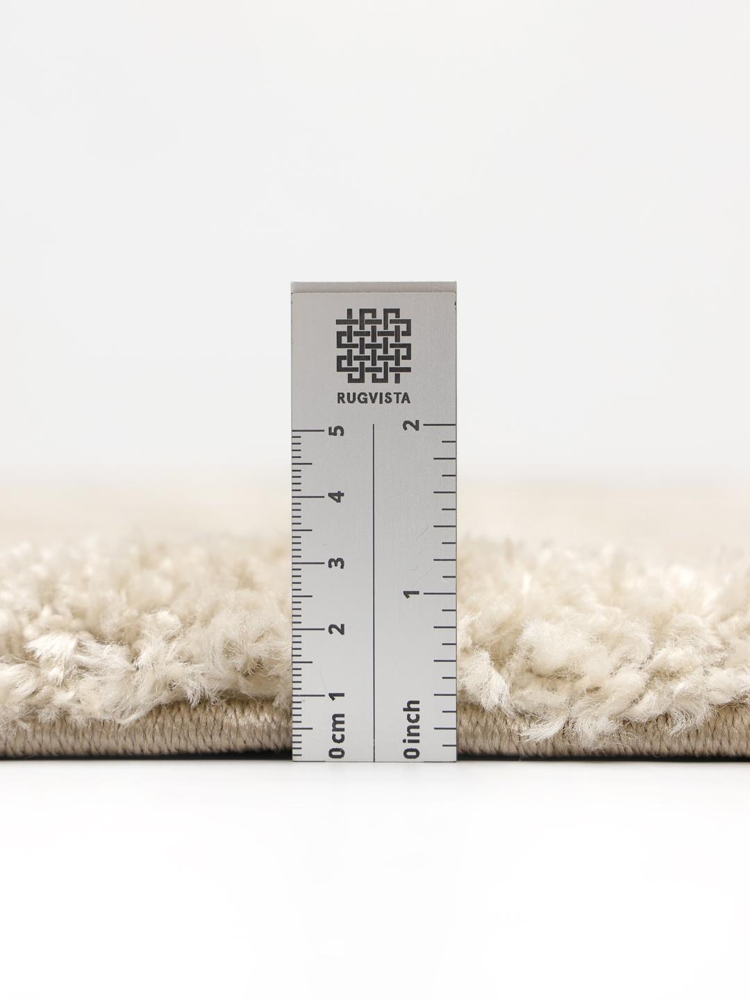Beige loper vloerkleed met een zachte hoge pool en subtiele organische golvende lijnen