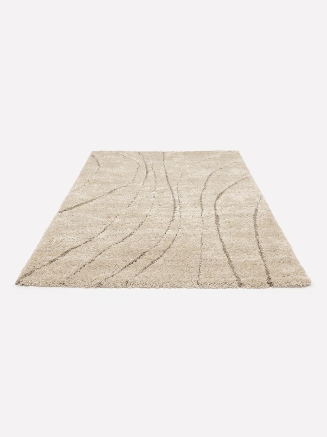Hoogpolig beige vloerkleed met organische golvende lijnen
