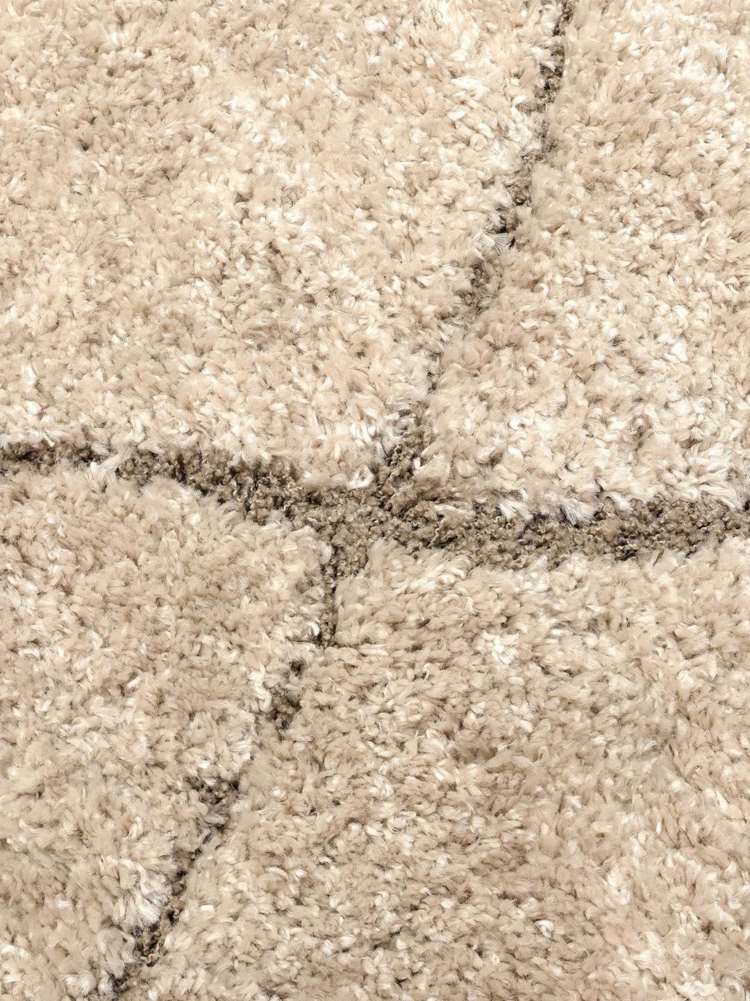Een hoogpolig beige loper vloerkleed met een subtiel ruitpatroon