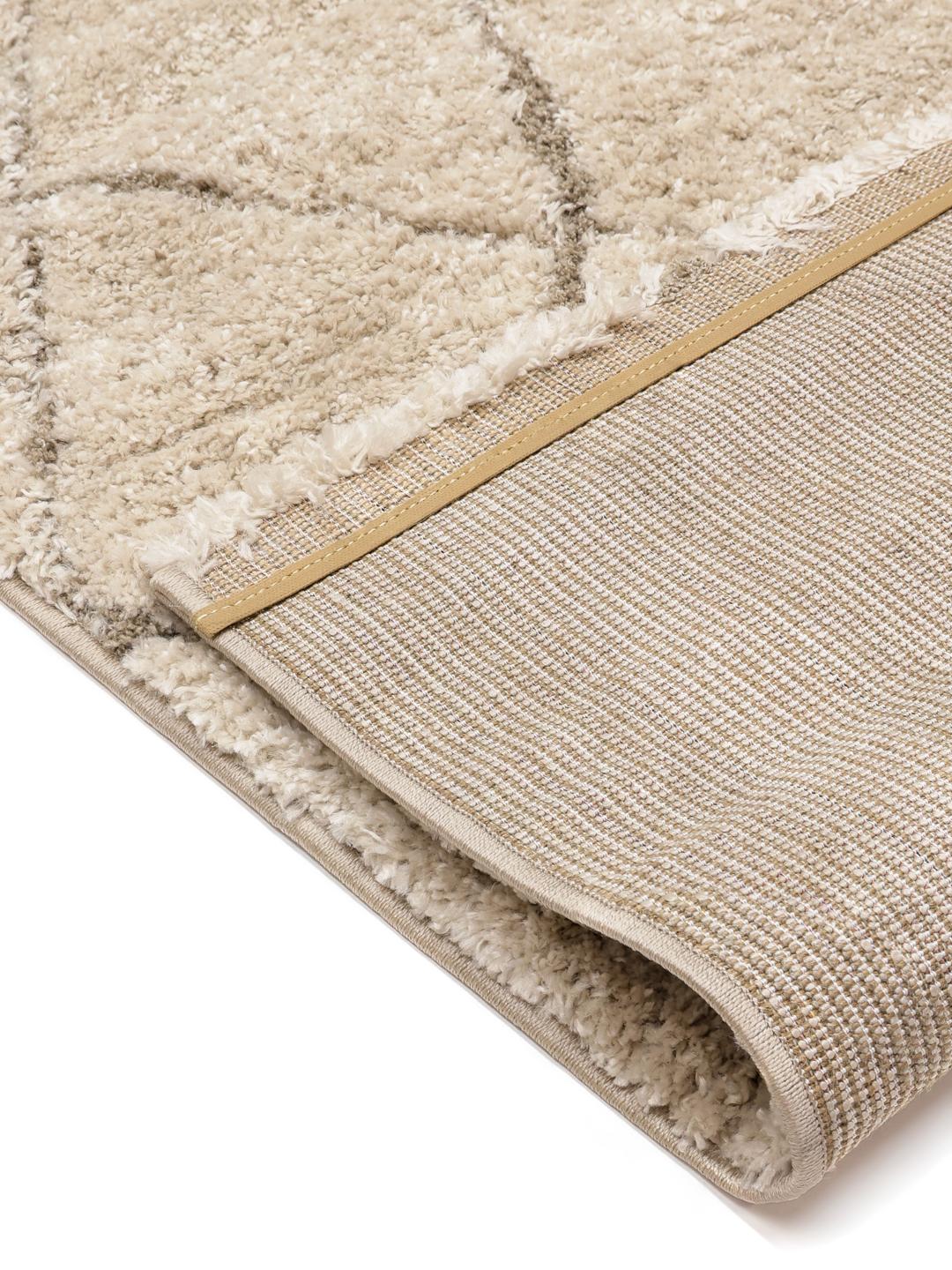 Een hoogpolig beige loper vloerkleed met een subtiel ruitpatroon