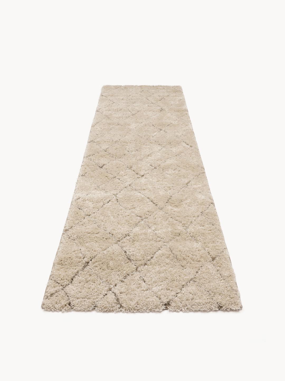 Een hoogpolig beige loper vloerkleed met een subtiel ruitpatroon
