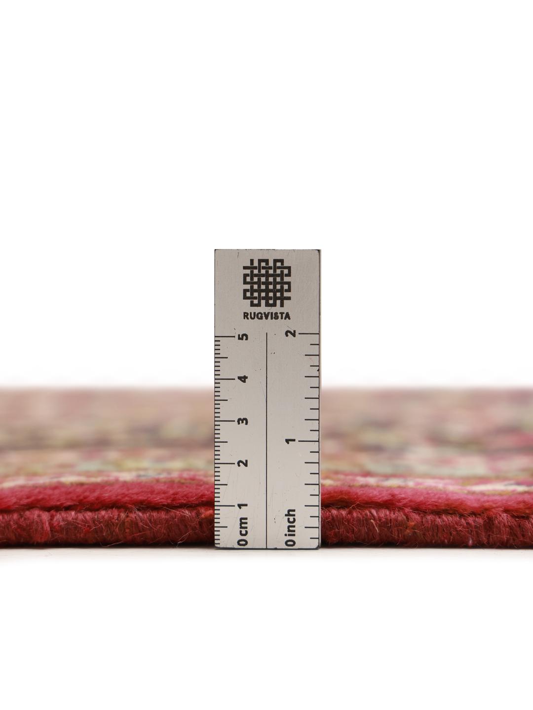 Een groot rechthoekig Kashmar-tapijt uit het Midden-Oosten met een rood veld en een uitgewerkt bloemenmedaillon.