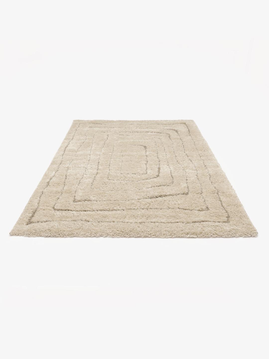 Een hoogpolig beige vloerkleed met organische concentrische rechthoekige lijnen