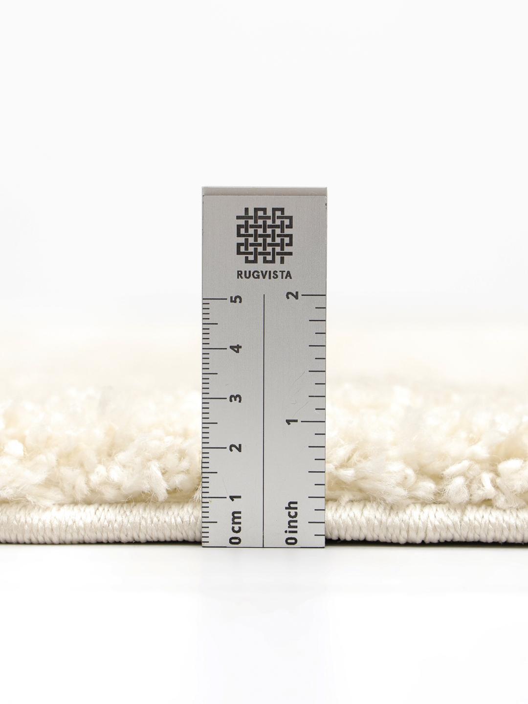 Een hoogpolig wit vloerkleed met een minimalistisch organisch lijnenpatroon