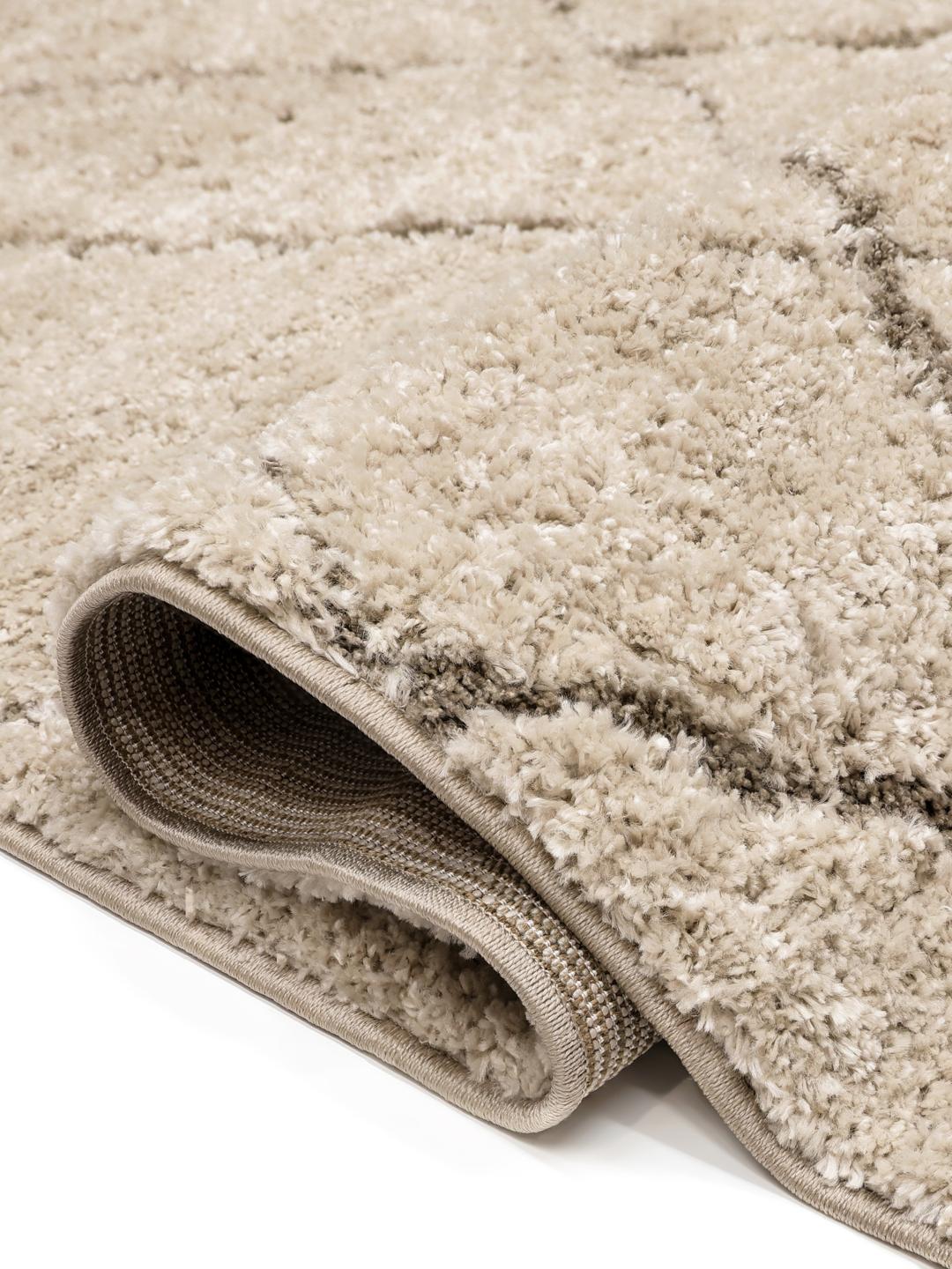 Beige hoogpolig vloerkleed met een donker ruitpatroon