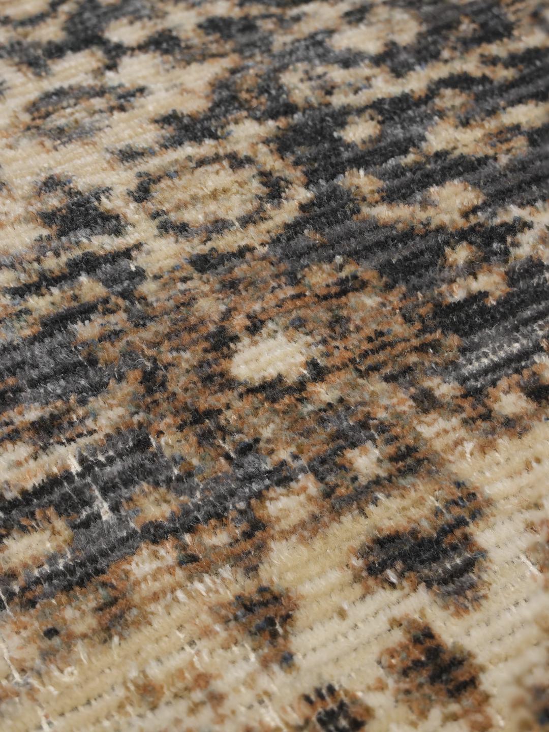 Donkergrijs en beige vloerkleed met traditionele vervaagde motieven en delicate franjes