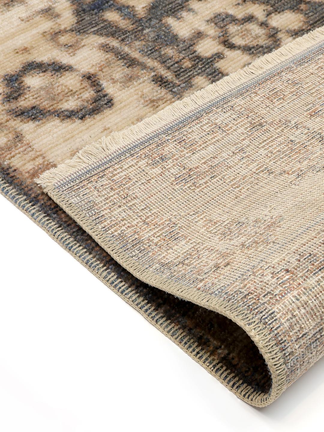 Donkergrijs en beige vloerkleed met traditionele vervaagde motieven en delicate franjes