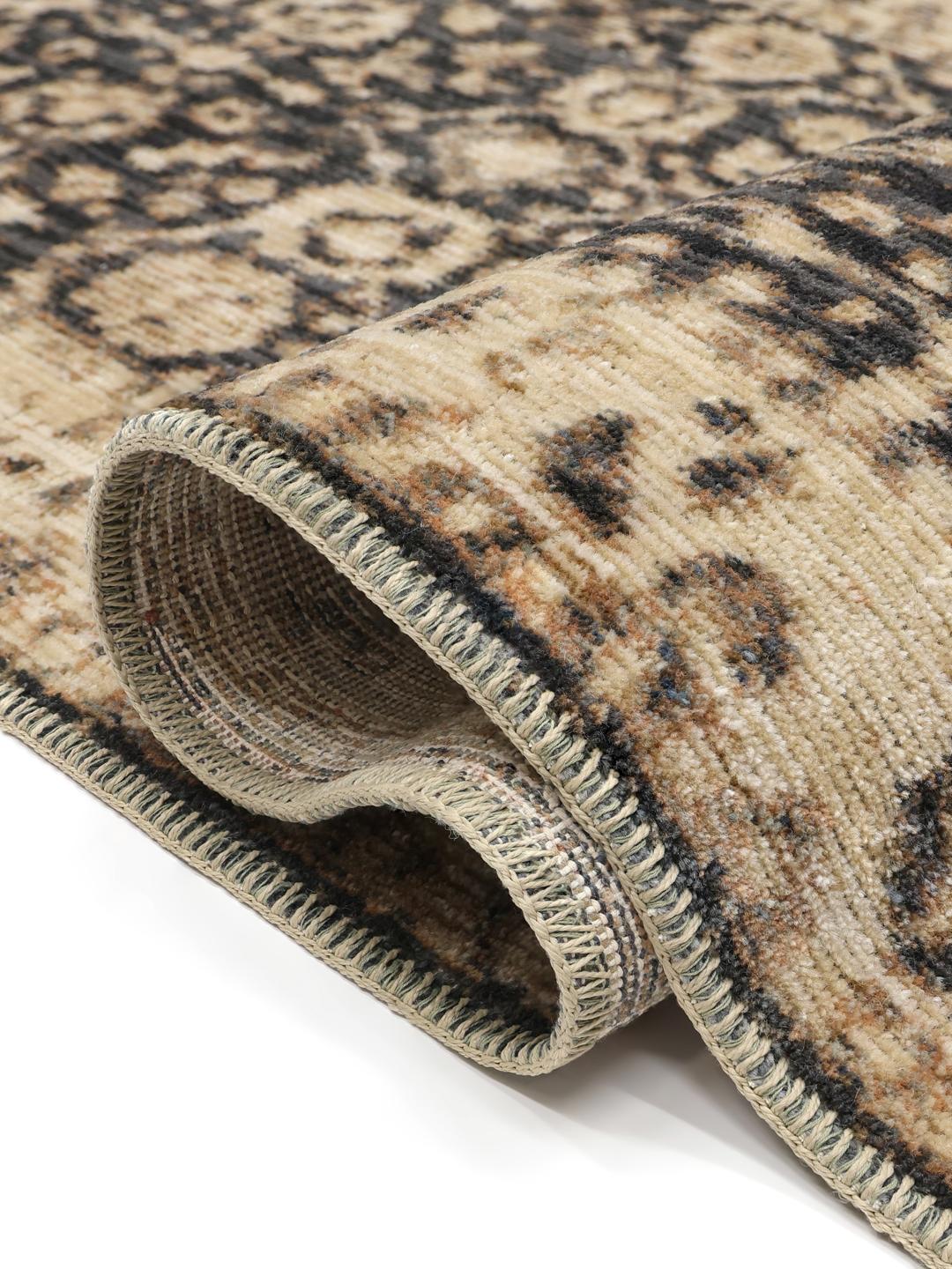 Donkergrijs en beige vloerkleed met traditionele vervaagde motieven en delicate franjes