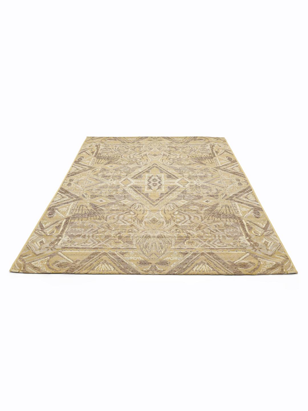 Un covor bej cu un model tribal geometric