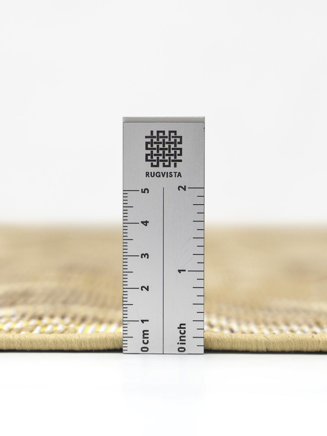 Un covor bej cu un model tribal geometric