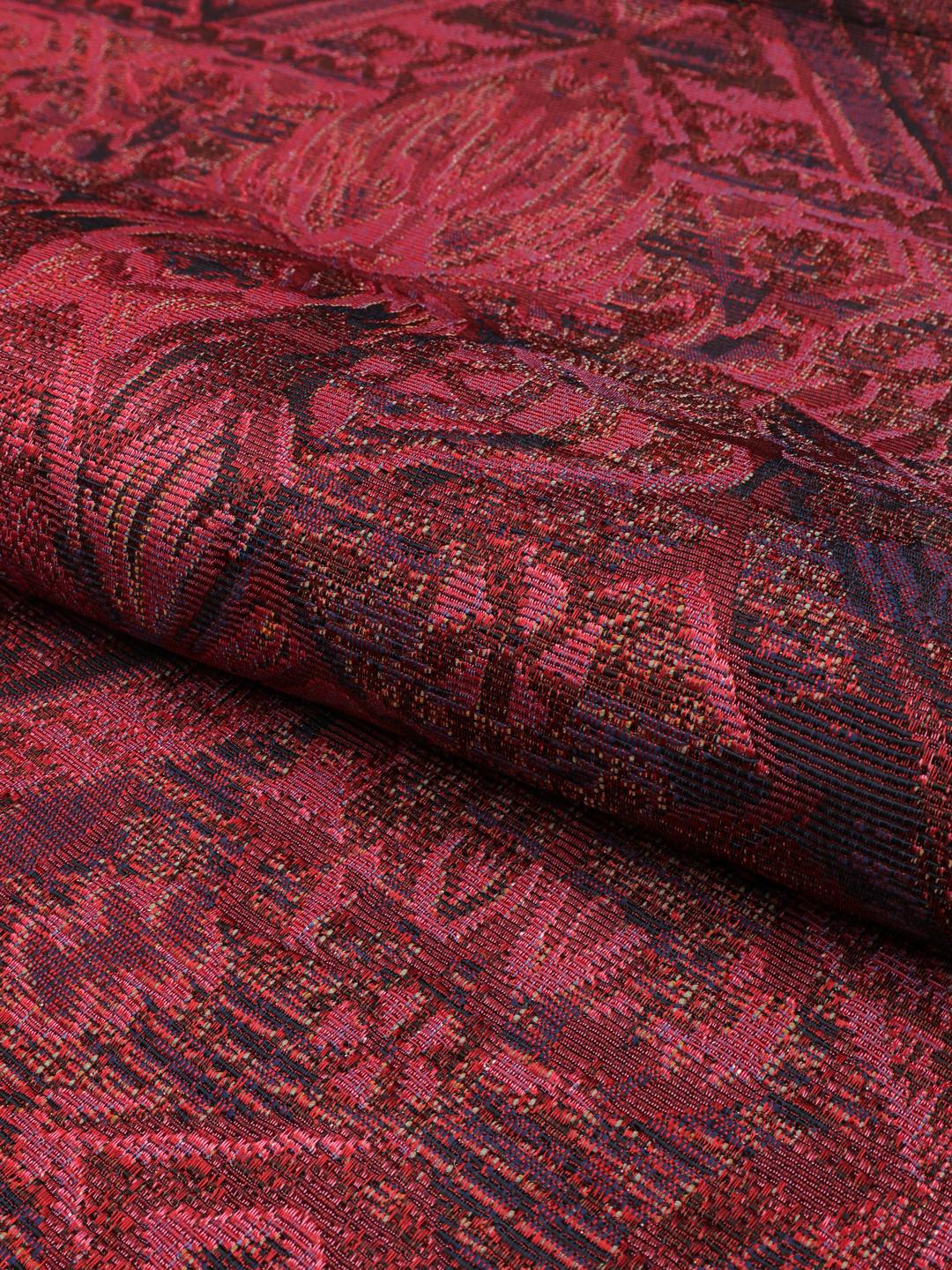 tapis de couloir en rouge foncé
