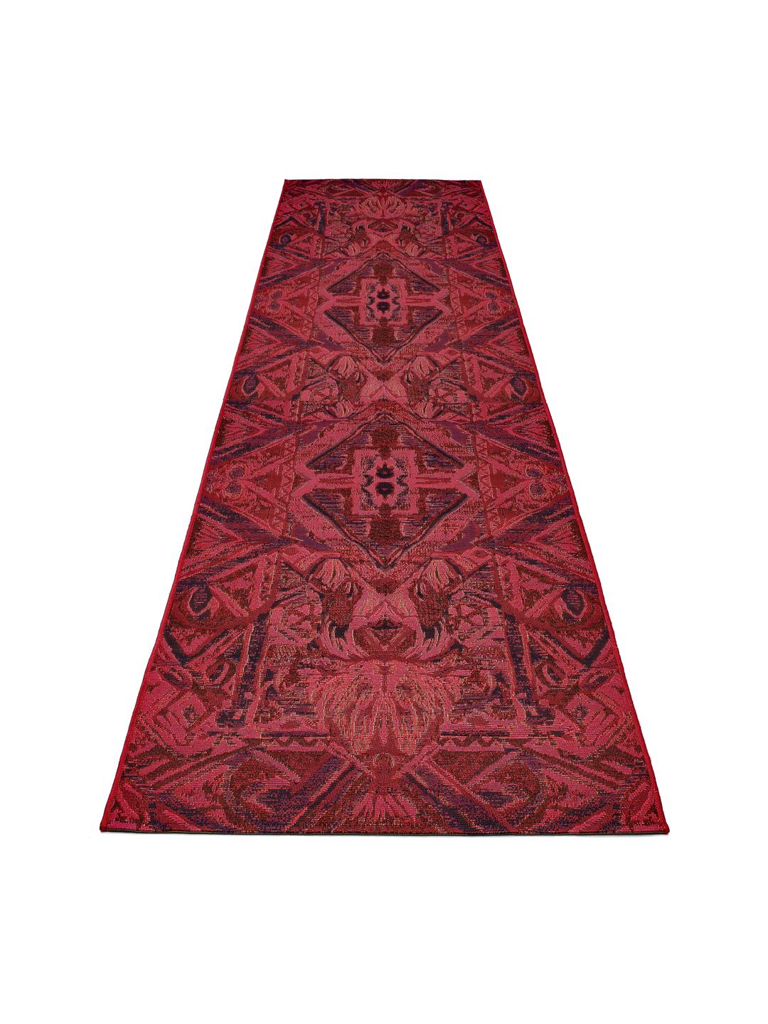 tapis de couloir en rouge foncé