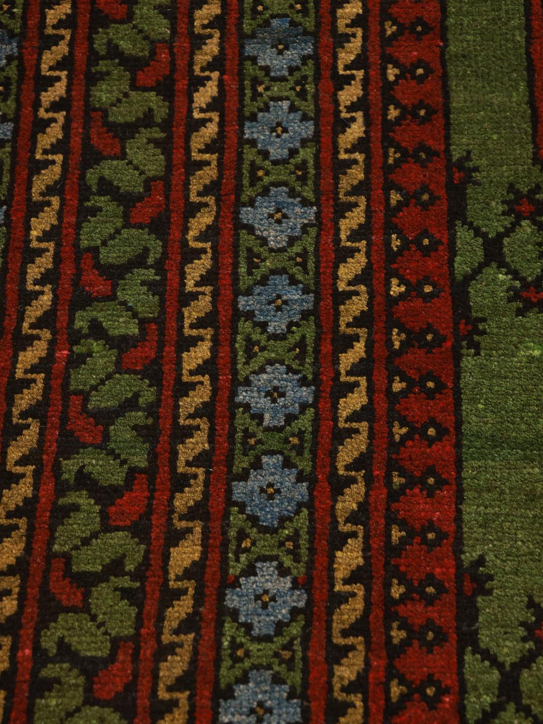 Met de hand geknoopt groen wollen vloerkleed uit Afghanistan met traditionele rode geometrische patronen