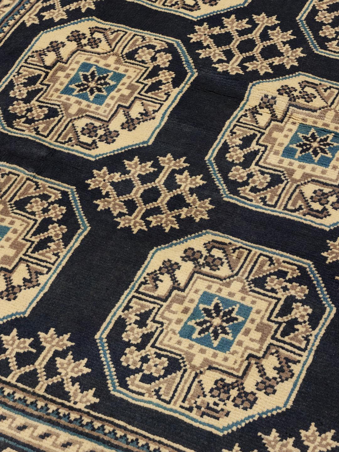 Handgeknoopt Afghan wollen tapijt in donkerblauw en beige met geometrische medaillonpatronen