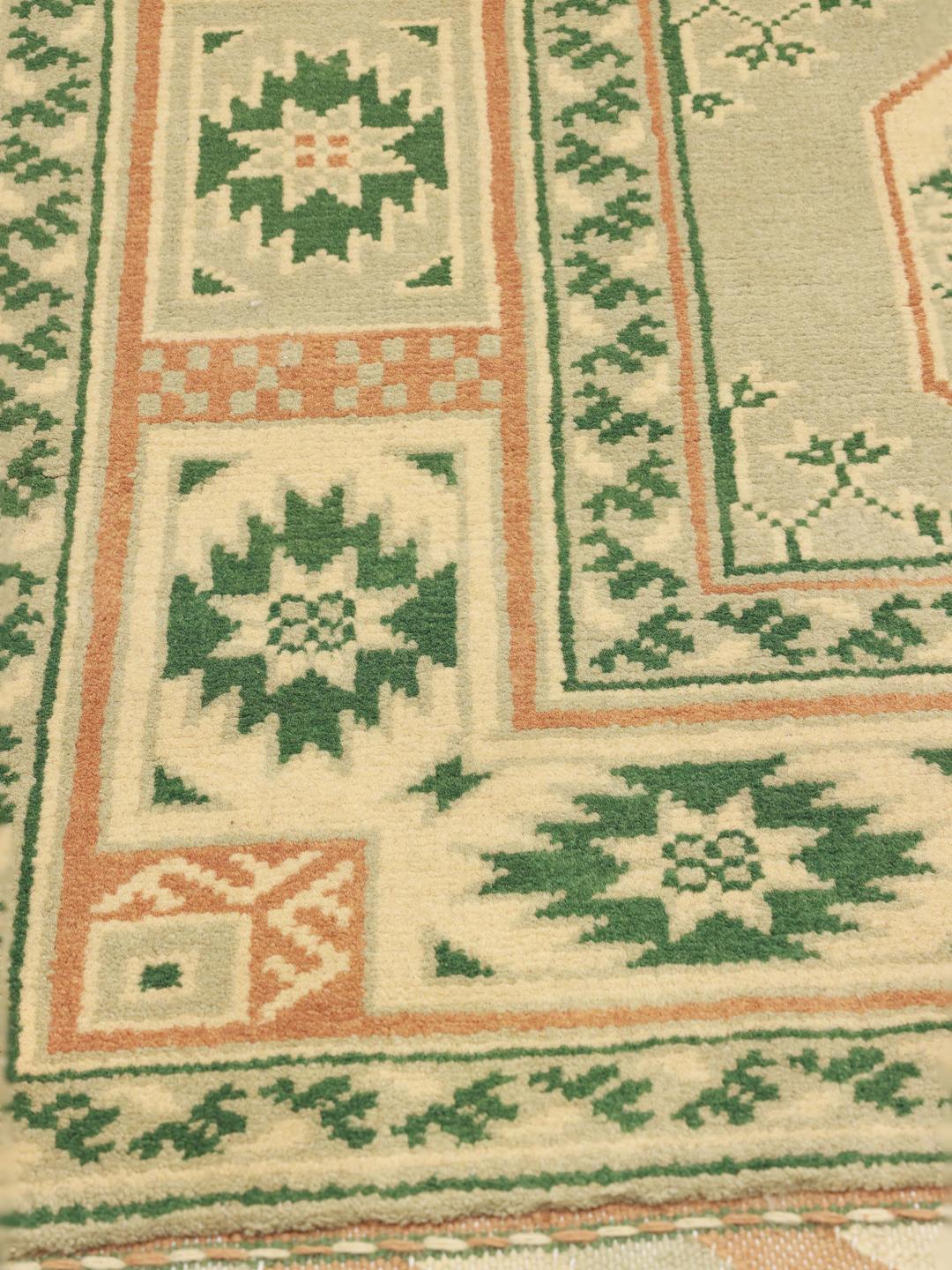 Håndknyttet Afghan Fine-tæppe i grønne og beige nuancer med traditionelle medaljonmønstre