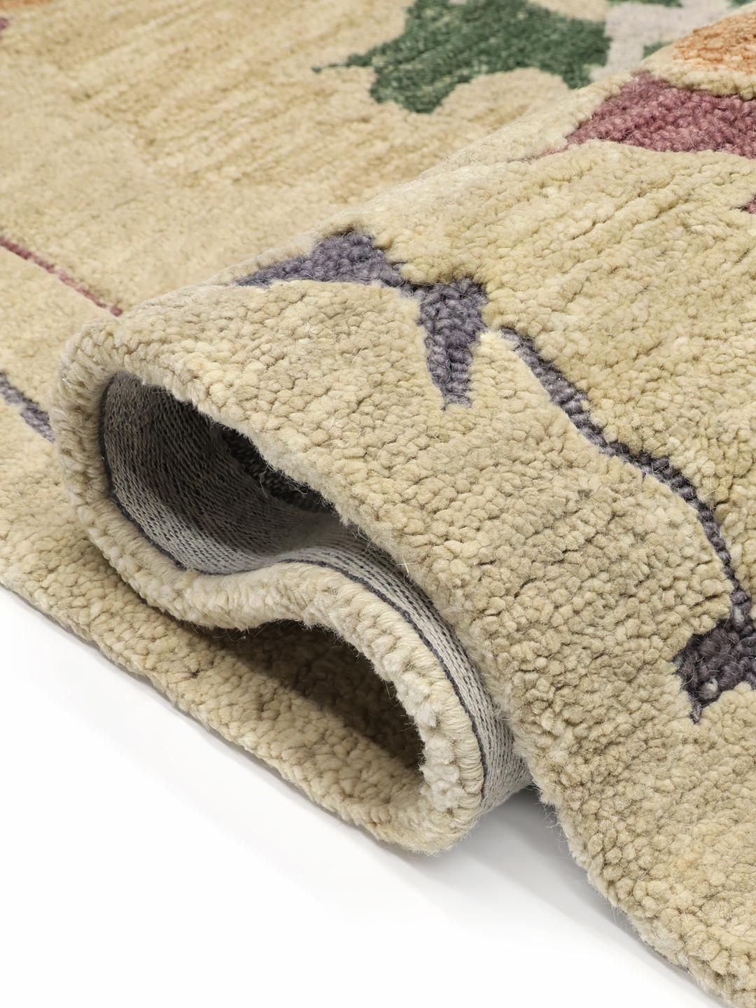Multicolor rug with floral pattern