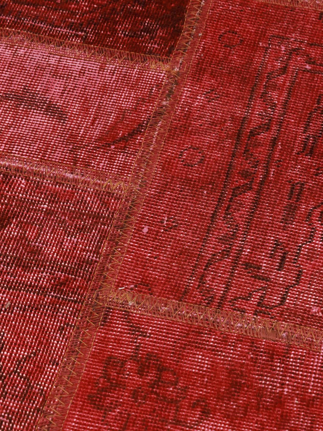 Ręcznie wiązany chodnik Patchwork z Turcji z wełny w kolorze czerwonym i ciemnoczerwonym
