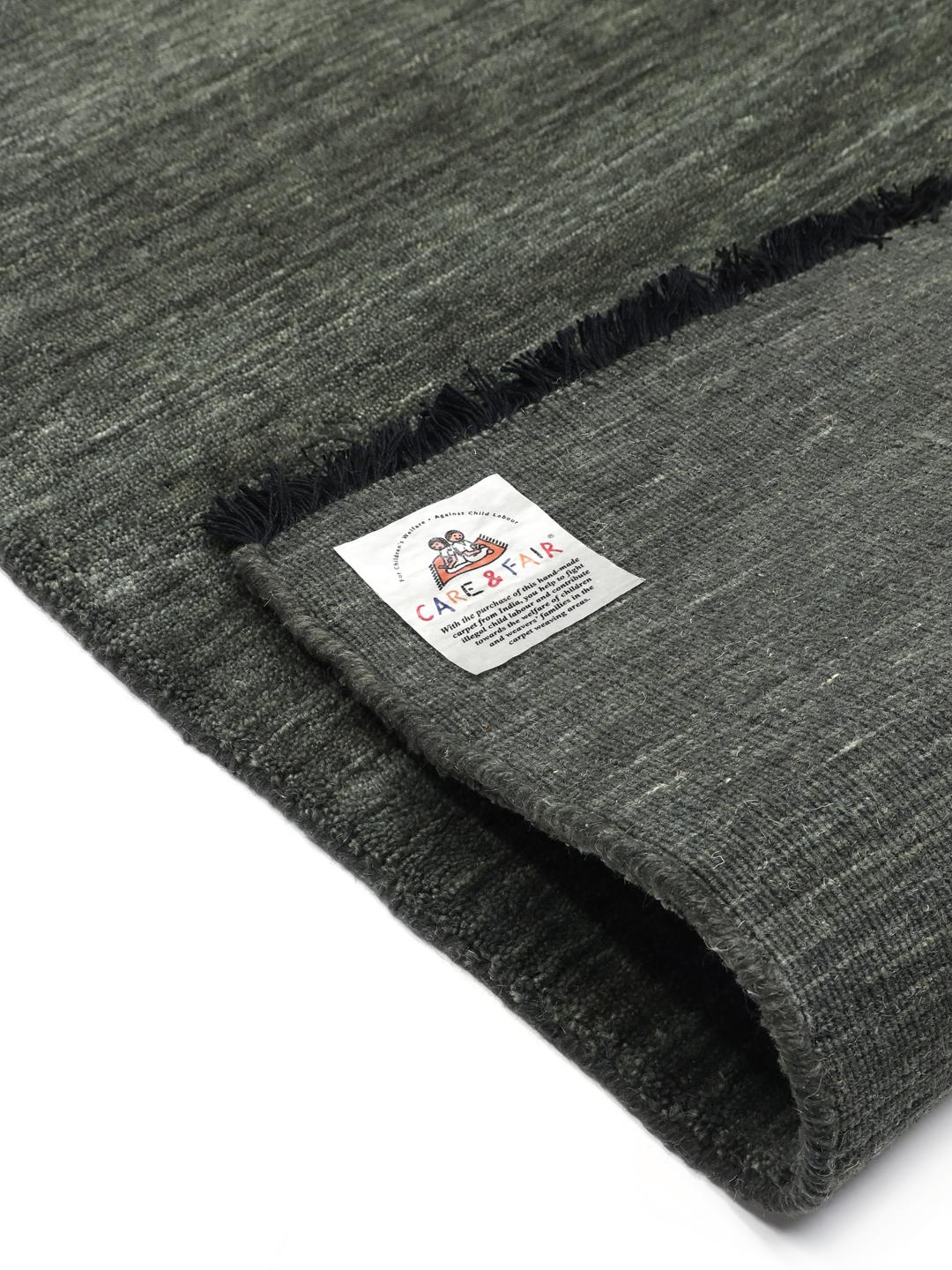 Donkergrijs handgeweven kleed met franjes