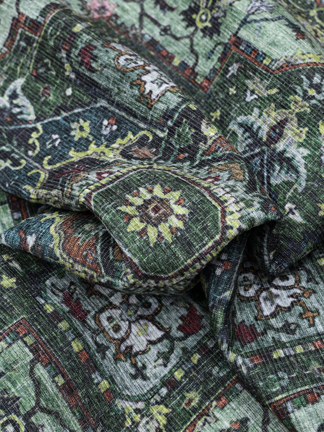 Rond groen tapijt met traditionele oosterse patronen