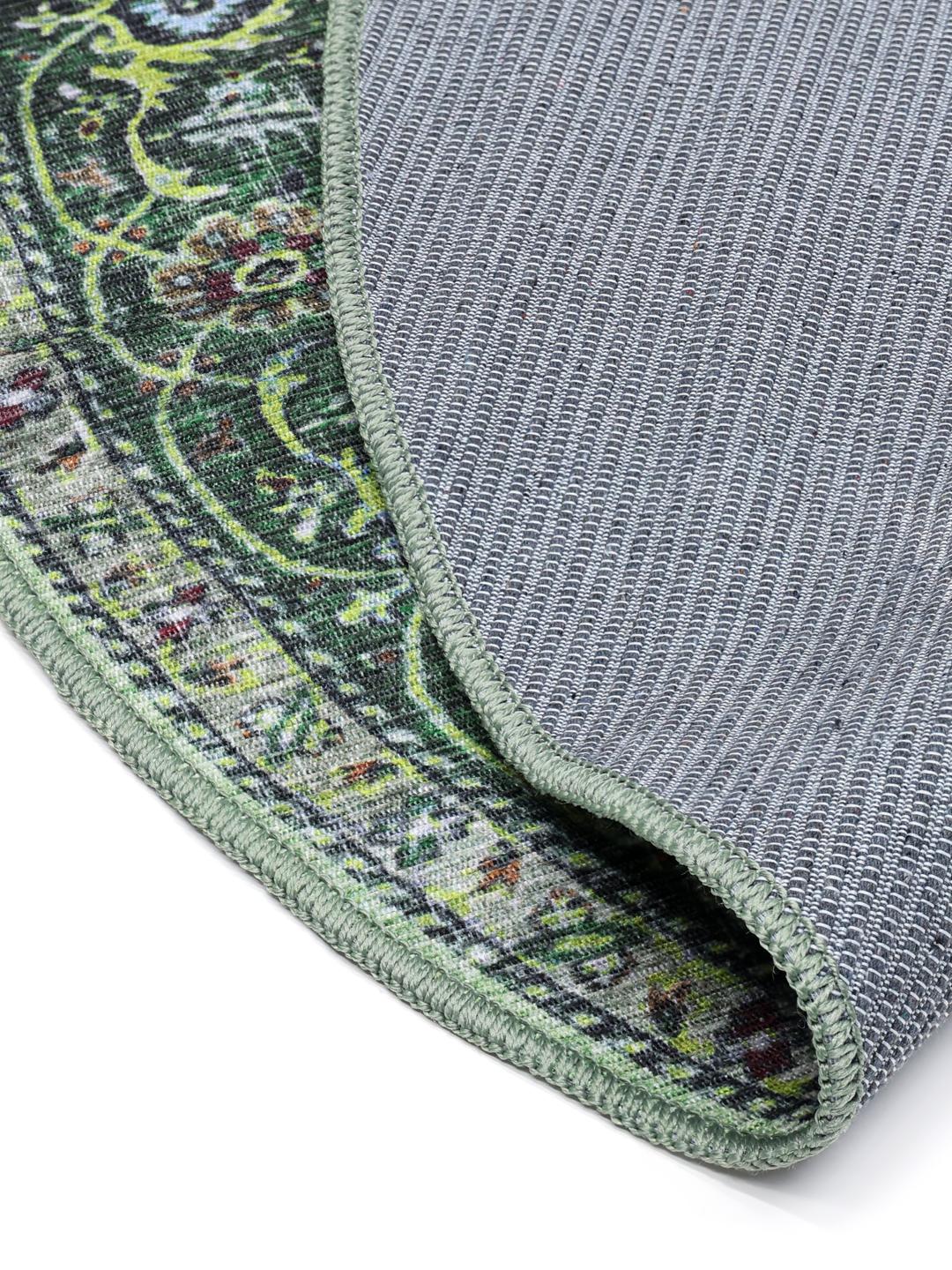 Rond groen tapijt met traditionele oosterse patronen