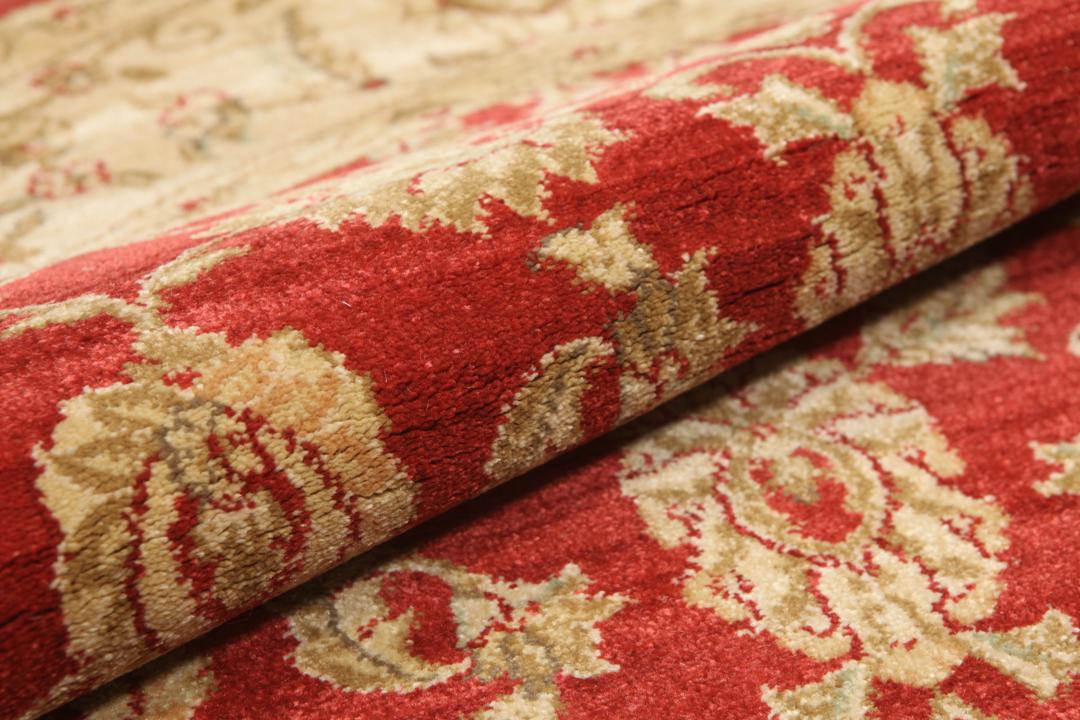 Tapis rond rouge avec motif floral
