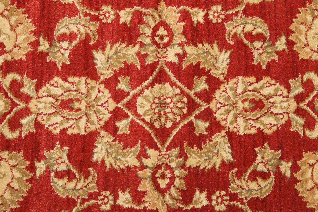 Tapis rond rouge avec motif floral
