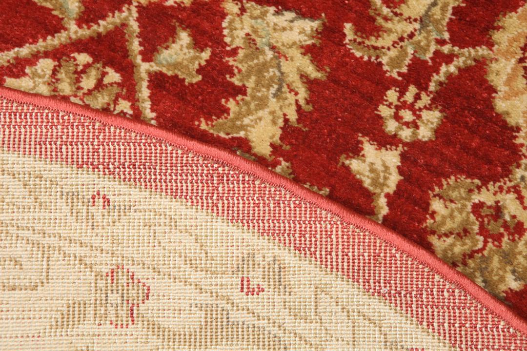 Tapis rond rouge avec motif floral