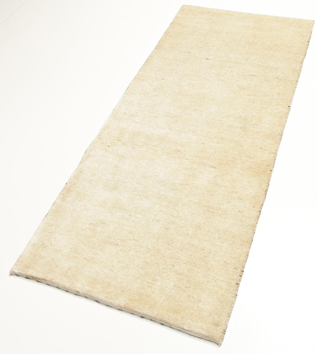 En håndknyttet beige løber med et minimalistisk design fra Mellemøsten.