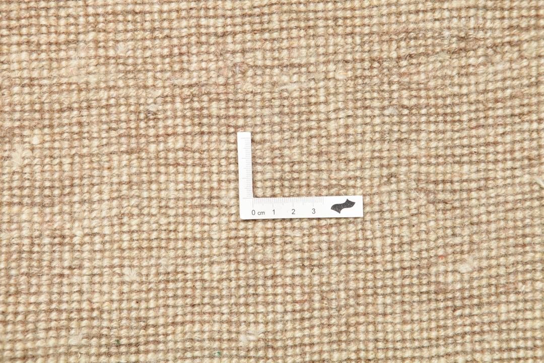 En håndknyttet beige løber med et minimalistisk design fra Mellemøsten.