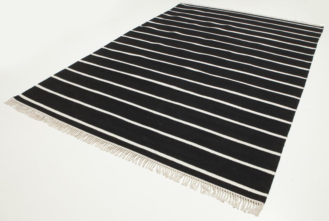 Tapis noir tissé à la main avec un motif à rayures