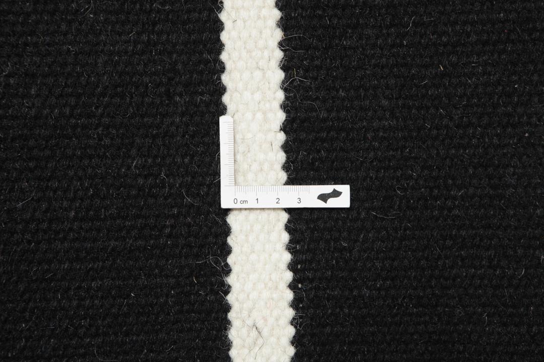 Tapis noir tissé à la main avec un motif à rayures