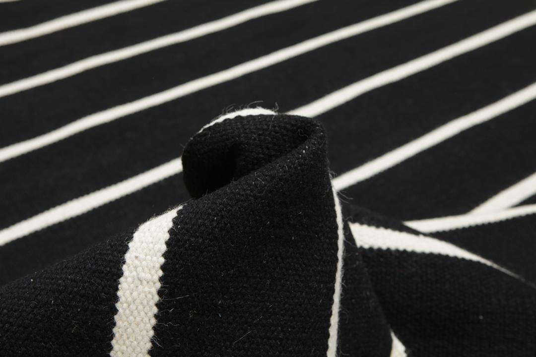 Tapis noir tissé à la main avec un motif à rayures