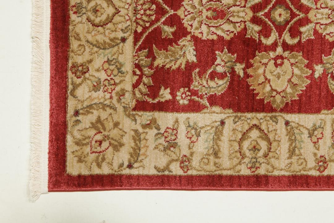Rode loper met traditionele bloemmotieven en decoratieve randen
