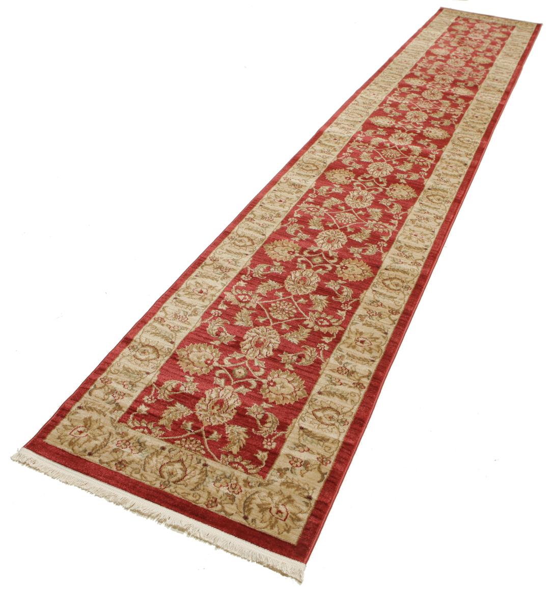 Rode loper met traditionele bloemmotieven en decoratieve randen