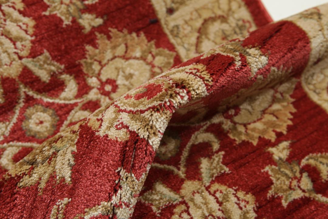 Rode loper met traditionele bloemmotieven en decoratieve randen
