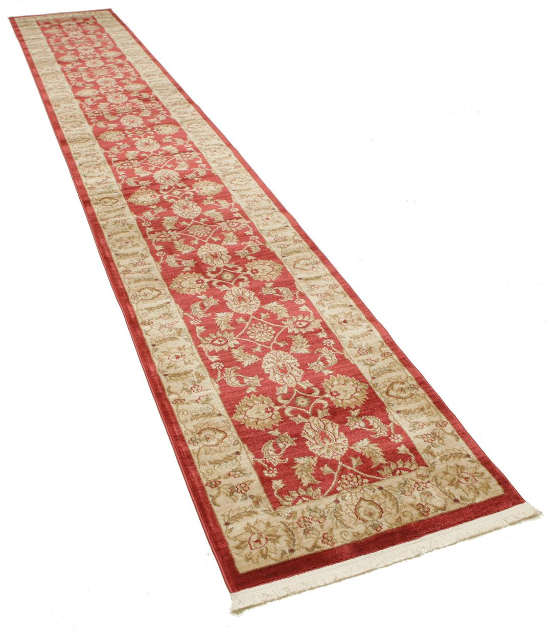 Rode loper met traditionele bloemmotieven en decoratieve randen