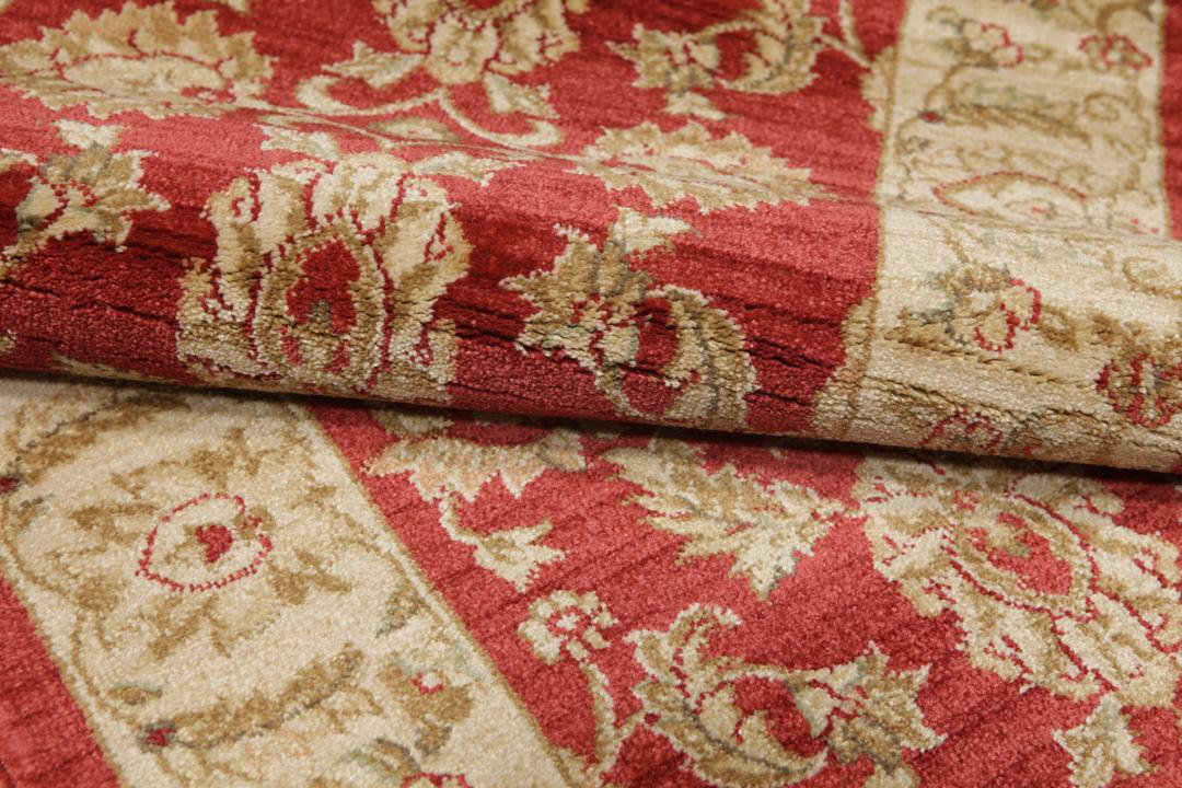 Rode loper met traditionele bloemmotieven en decoratieve randen