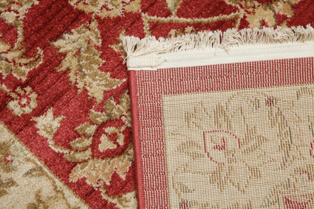 Rode loper met traditionele bloemmotieven en decoratieve randen
