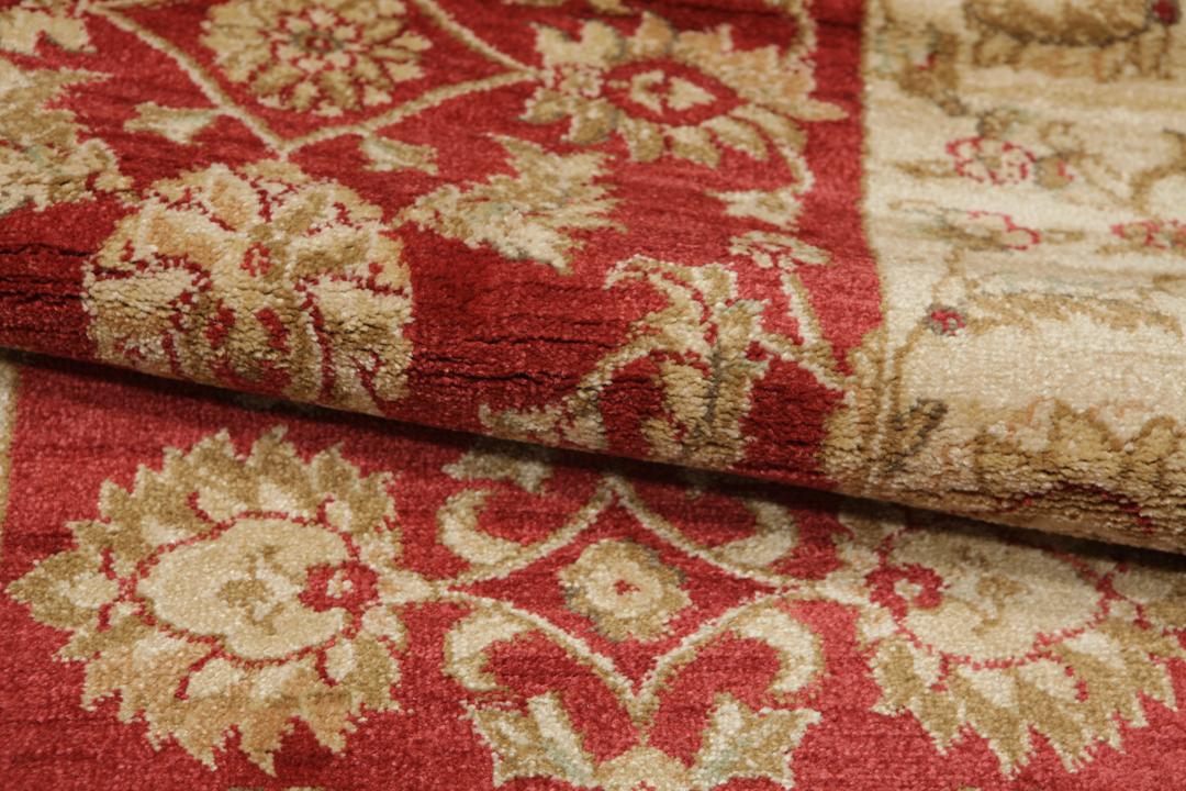Rode loper met traditionele bloemmotieven en decoratieve randen